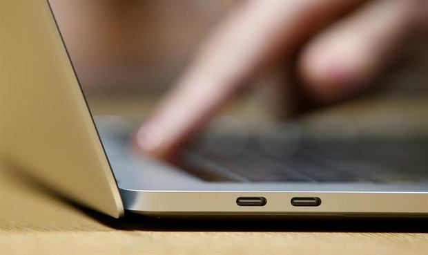 La multinacional estadounidense Apple ha llamado este jueves a revisión voluntaria los ordenadores MacBook Pro vendidos entre septiembre de 2015 y febrero de 2017 al haber detectado riesgos de que la batería se sobrecaliente y suponga un peligro para la seguridad.
