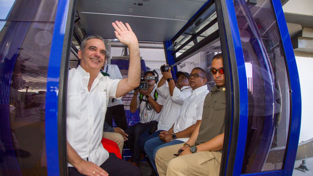 El presidente Luis Abinader durante lal inauguracion del teleférico.