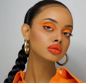 Seguida por casi 14.000 personas en  Instagram, la instagramer Afnan Dano publicó recientemente un look ultra brillante, con naranja fluorescente, desde los párpados hasta los labios.