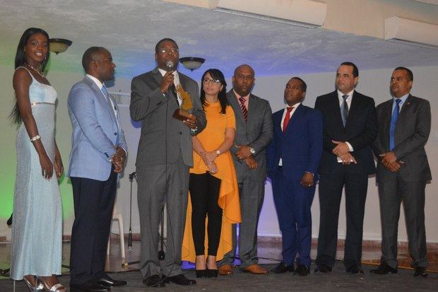 Teodoro Adon, recibe el máximo galardón Munícipe del Año en II Premios Santo Domingo Oeste