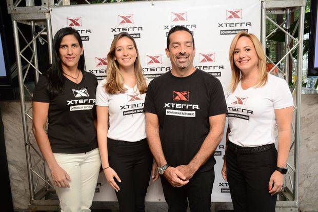 Thais Herrera, Gia Marina Schiffino, Polibio Schiffino y Gina Piantini, organizadores del evento deportivo.