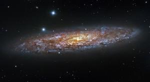 Un potente quásar polvoriento, surgido de una fusión de galaxias