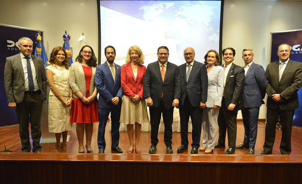 Eduardo Sanz Lovatón y la embajadora Katja Afheldt junto a miembros de la Eurocamara.