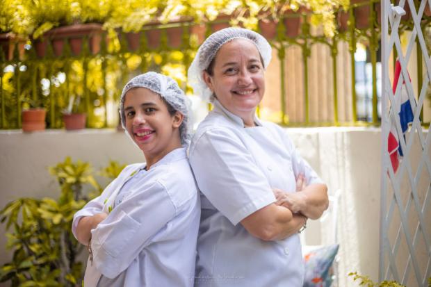 Madre e hija trabajan en equipo para preparar los productos de la marca.