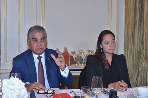 viceministro de Turismo, Fausto Fernández y Mercedes Castillo, directora de la Oficina de Promoción Turística (OPT) en Francia.