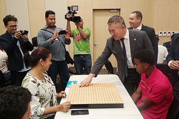 Embajador de Corea, Byung-Yun Kim junto a jugadores de Baduk.