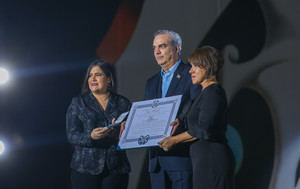 El presidente Luis Abinader entregó hizo entrega a la familia de Iván Tovar, de la Orden de Duarte, Sánchez y Mella en el grado de Caballero, a título póstumo.