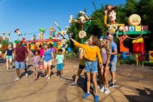 Disney estrena Toy Story Land, una atracción para la imaginación sin edad