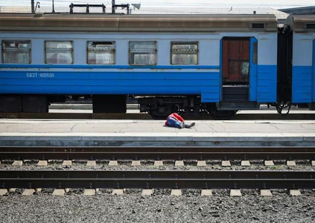 Un hombre yace en un andén tras el ataque mortal con proyectiles a la estación de tren de Kramatorsk, el 8 de abril de 2022 al este de Ucrania.