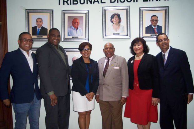 Juan Carlos Bisonó, presidente del IPPP, Raul Germán, secretario de Educación del CDP, Elsa Bello, presidenta del Tribunal Disciplinario, Adriano de la Cruz, presidente del CDP, Cándida Ortega, pasada presidenta del Tribunal, y David R. Lorenzo, Director Ejecutivo del CDP.