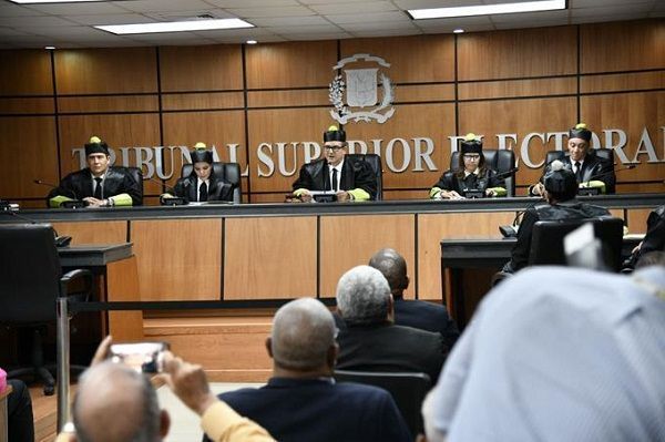 El Tribunal Superior Electoral  desestimó hoy la demanda candidatura de Leonel Fernández e Hipólito Mejía.