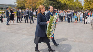 Vicepresidenta Raquel Peña rinde tributo a caídos por bomba atómica en Hiroshima, Japón