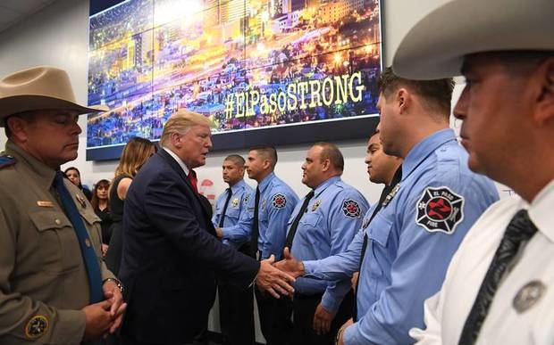 Trump visita Dayton y El Paso acosado por protestas contra armas y racismo.