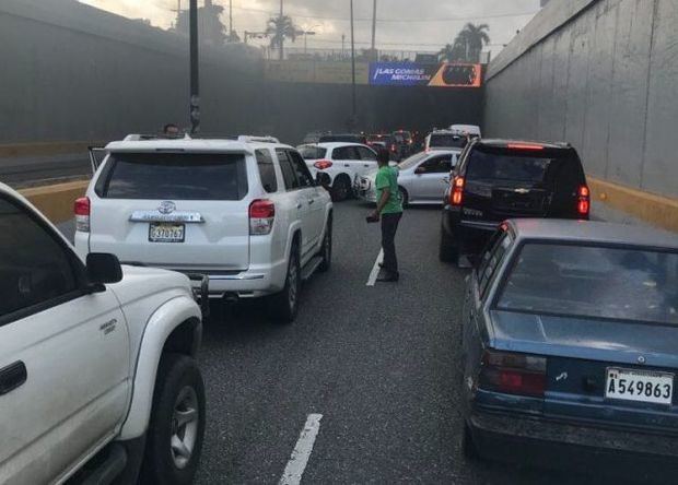 Vehículo se incendia en túnel de Las Américas.