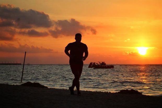 Un hombre corre mientras amanece en el muelle de Playa del Carmen, en el estado de Quintana Roo (México).