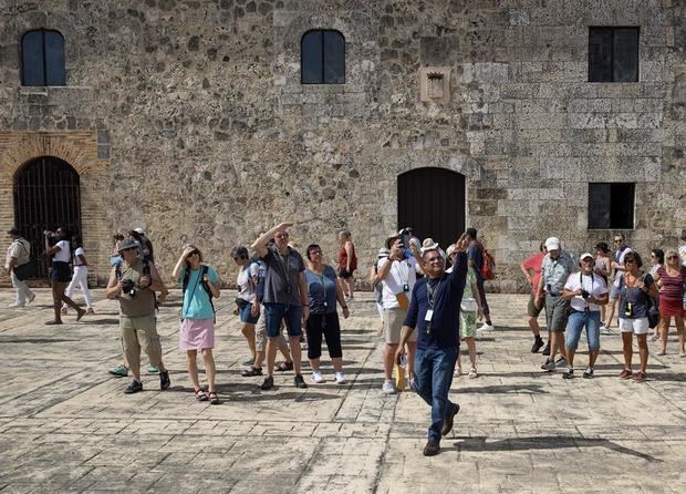 Turistas recorren la Zona Colonial.