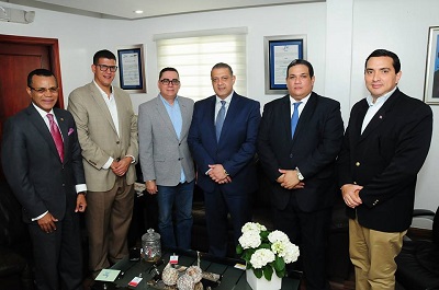 Presidente de la Junta de Aviación Civil en reunión con representante de aerolíneas