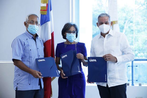 Angel Hernadez, María Yudelka Flores y Cristian Reyna, firmantes de las alianza UAPA, FONDESA y BANFONDESA.