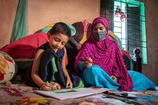 Rita, cuidadora y voluntaria, visita la casa de Sumaiya, de cuatro años, y supervisa las actividades de desarrollo infantil en el hogar proporcionadas por ECE en su casa en Konabari, Gazipur, Bangladesh.
