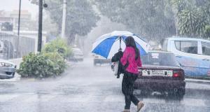 Nubes dispersas y precipitaciones escasas
 