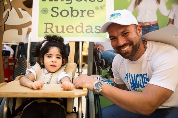 Una de las niñas con parálisis cerebral de la Fundación Nido para Ángeles y uno de sus facilitadores.