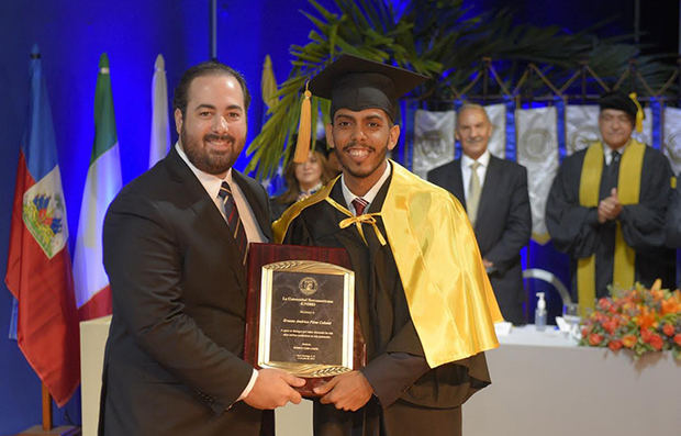 Dr. Ernesto Pérez Colomé, galardonado con el premio a la Excelencia Académica, “Dr. Jorge Abraham Hazoury Bahlés”. Es la más alta distinción que se otorga a los estudiantes a nivel de grado de la Universidad Iberoamericana (UNIBE), tomando en cuenta el desarrollo integral del estudiante en los diferentes ejes formativos transversales de la Universidad, durante su trayectoria académica. Se evalúa su participación destacada en proyectos de servicio social, emprendimiento, y/o investigación; además de exhibir un comportamiento acorde con los valores institucionales.