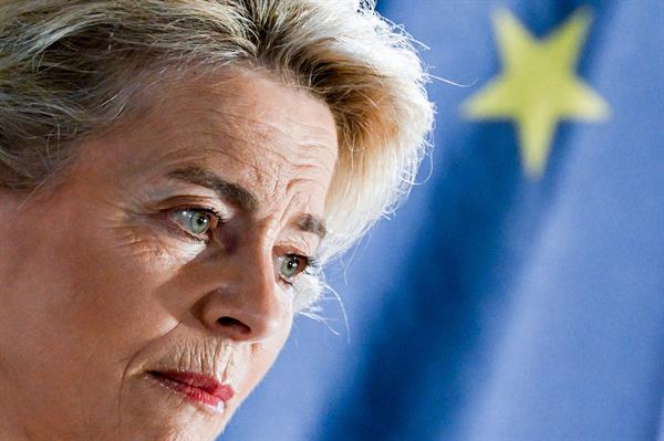 La presidenta de la Comisión Europea, Ursula von der Leyen (c), convocó la primera reunión de la Junta de Global 'Gateway' para analizar los logros del primer año de implementación de este plan.