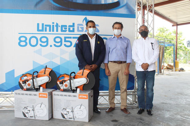 United Gas dona equipos de salvamentos al Cuerpo de Bomberos de la Zona turística Este