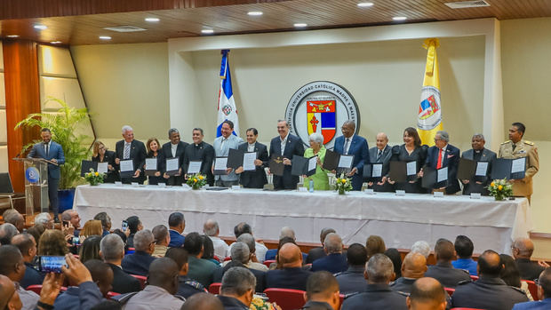  El presidente Luis Abinader encabezó este miércoles la firma de acuerdo .