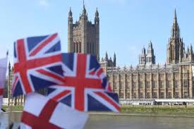 Alertan de un aumento del coste de las importaciones sin un acuerdo de Brexit
Banderas del Reino Unido ondean frente al Parlamento en Londres, Reino Unido.