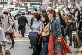 Personas con máscaras protectoras caminando por las calles de la ciudad de Tokio, en Japón.