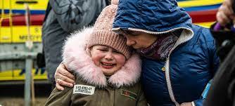 Muchas familias llegan a Berdyszcze (Polonia) tras cruzar la frontera desde Ucrania, huyendo de la escalada del conflicto.