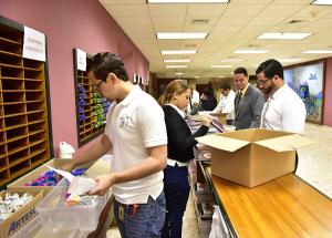 Voluntariado Bancentraliano dona mochilas a estudiantes de escasos recursos