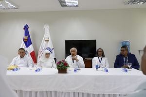 José García Ramírez, director de CONAPE tras la firma de documento contentivo de entrega.