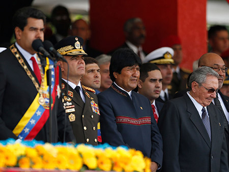 Acompañado de los jefes de Estado de Cuba, Raúl Castro, y Bolivia, Evo Morales. 