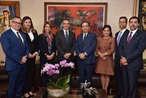 Presidente regional de VISA visita a Gobernador Banco Central de la RD 