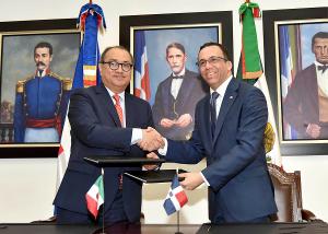 Andrés Navarro firma acuerdo con su homólogo mexicano para impulsar televisión educativa