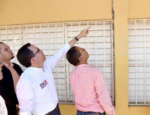 Andrés Navarro supervisa escuelas afectadas por sismos