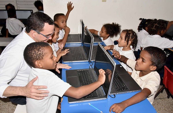 Andrés Navarro compartiendo con los estudiantes