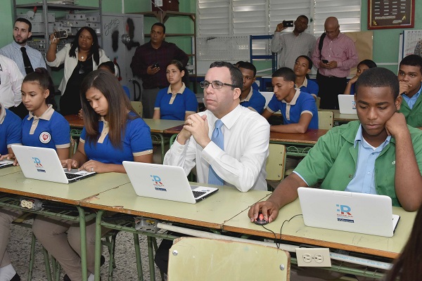 Andrés Navarro con estudiantes