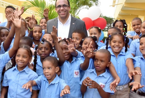 Andrés Navarro junto a estudiantes beneficiados