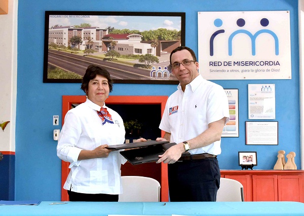 El ministro de Educación, Andrés Navarro, y la presidenta de la Fundación Red de Misericordia, Olga María Noboa Fernández.