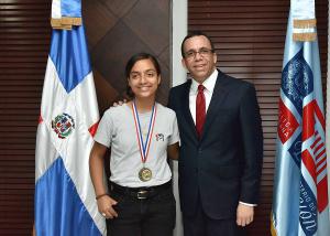 Andrés Navarro reconoce a estudiante que gana en Olimpíadas de Matemática 