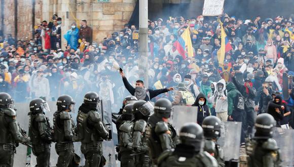 Manifestantes se enfrentan a la policía de Colombia durante una protesta en la Plaza de Bolívar de Bogotá en contra de la reforma fiscal del presidente Iván Duque.