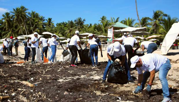 Voluntarios de CAEI limpian Playa Caribe en el marco de Jornada Nacional de Limpieza de Costas