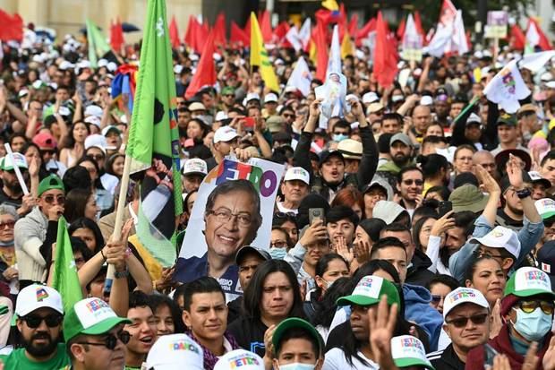 En Bogotá, seguidores del candidato Gustavo Petro acudieron este domingo al cierre de campaña en la plaza Bolívar, en la capital colombiana. Petro es favorito para ganar las elecciones presidenciales.