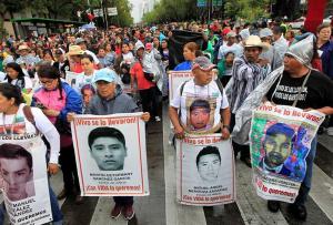 Miles de personas desbordan Ciudad de México a 4 años del caso Ayotzinapa