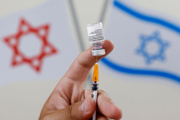 Israel ya aplica la tercera dosis de vacuna y empieza con los mayores de 60 años.