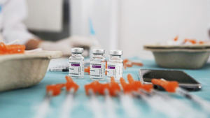 Gobierno pide a AstraZeneca cambiar vacunas contra covid por otros fármacos.