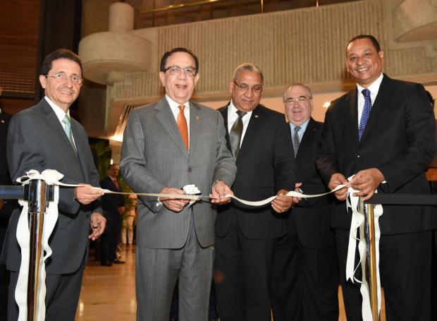 Valdez Albizu inaugura una exposición de reliquias numismáticas y filatélicas.